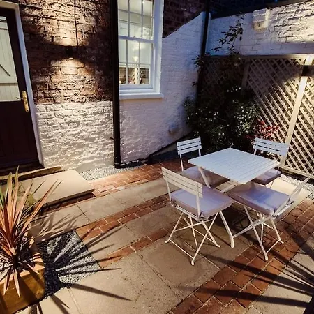 Artistic Hideaway Within York's Ancient Walls Holiday home