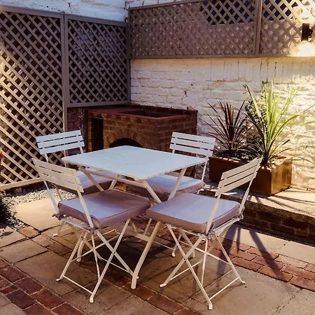 Artistic Hideaway Within York's Ancient Walls Holiday home *